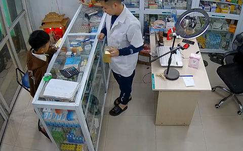 "Bố con mất rồi", câu trả lời của cậu bé một mình đi mua thuốc cho mẹ khiến ai nấy nghẹn lại