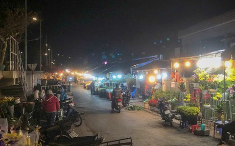 Cảnh vắng lặng chưa từng có tại chợ hoa đêm lớn nhất Hà Nội dịp giáp Tết