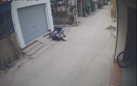Điều tra vụ người đàn ông bị đối tượng dùng hung khí đâm gục giữa đường ở Hà Nội