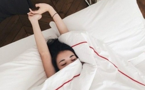 Sáng ngủ dậy làm 5 điều này, hại gan không kém gì rượu bia nhưng ít người biết