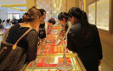 Người phụ nữ mua chiếc nhẫn vàng 7,5 triệu đồng, vừa đeo thử nhân viên cửa hàng yêu cầu bồi thường: Toà án khẳng định đã làm đúng luật