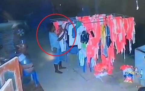 Nhìn trộm người phụ nữ tắm, gã biến thái rơi từ mái nhà xuống đất