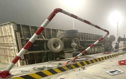 Xe container tông sập trạm thu phí cao tốc, một nhân viên bị thương