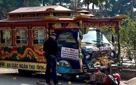 Dừng chờ đèn đỏ, 3 người bị xe tang tông thương vong