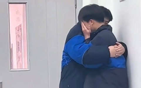Hai nam sinh bỗng ôm chặt lấy nhau trên bục giảng, biết lý do dân mạng chỉ biết khen: Giáo viên quá cao tay!