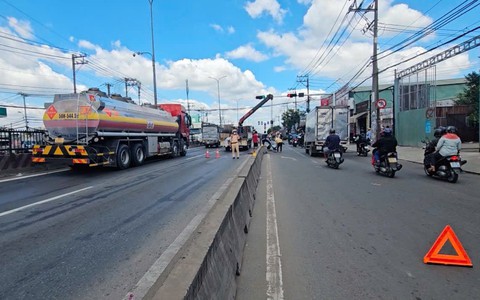 Thông tin bất ngờ vụ đèn tín hiệu từ xanh chuyển sang đỏ "đột ngột" khiến xe đầu kéo thắng gấp đổ sắt ra đường