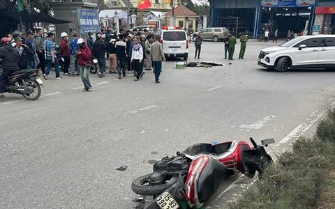 Ô tô va chạm xe máy, cặp vợ chồng chết thương tâm