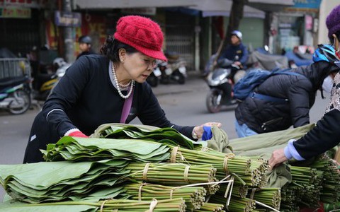 Chợ lá dong lâu đời nhất Hà Nội tấp nập từ sáng đến tối