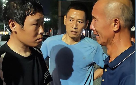 Bỏ nhà ra đi suốt 8 năm vì trượt đại học, ngày trở về nhìn thấy bố, nam thanh niên gào thét: "Ông không phải cha tôi!"