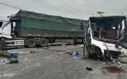 Tai nạn liên hoàn tại quốc lộ 1 qua Khánh Hòa, 13 người thương vong