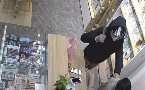 Nữ nhân viên kể lại giây phút đối mặt với tên cướp có dao trong cửa hàng mỹ phẩm