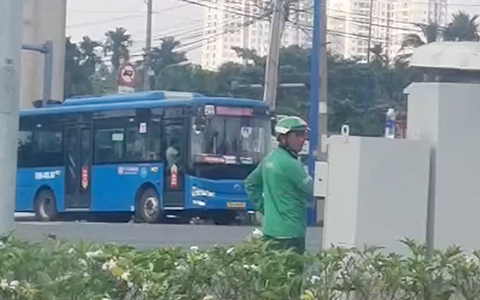 Đã xác định được danh tính người mặc đồ GrabBike chỉnh tín hiệu đèn giao thông ở TP Thủ Đức