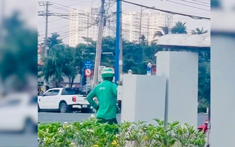 Lời khai bất ngờ của người mặc đồ GrabBike chỉnh tín hiệu đèn giao thông ở TP Thủ Đức