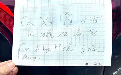 Lời xin lỗi đặc biệt của nam sinh đụng vào ô tô đậu bên đường