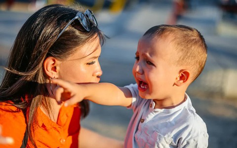 Cha mẹ mắc phải sai lầm đơn giản này sẽ nuôi dạy “những đứa trẻ yếu đuối”