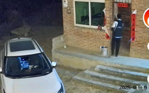 Người đàn ông lái xe 1.500 km về quê ăn Tết, những gì diễn ra sau đó khiến mọi người chết lặng: “Chưa từng thấy gì buồn hơn thế”