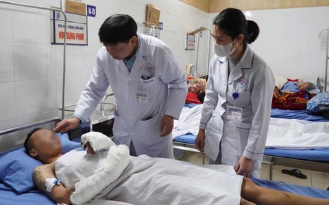 Tự chế pháo nổ, thanh niên 28 tuổi bị thương tích nặng, mất một ngón tay, mù mắt phải