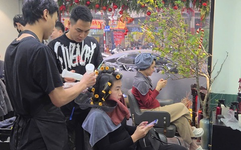 Salon tóc Hà Nội đông gấp 2 - 3 lần ngày thường, chị em chia sẻ bí quyết "sinh tồn" trong hành trình làm đẹp cuối năm