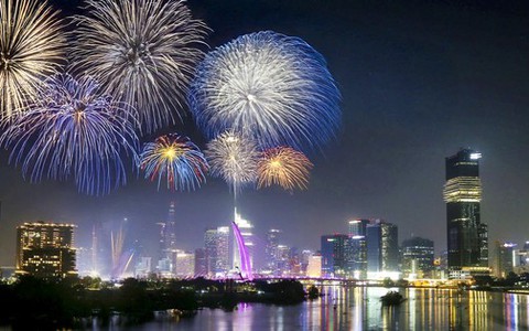 Những màn pháo hoa rực rỡ giữa trời TPHCM đón năm mới 2025
