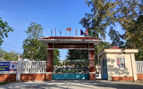 Một giáo viên ở Cà Mau bị kỷ luật vì nhận tiền kèm học sinh thi lại