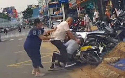 Người đàn ông cầm dao truy đuổi, hành hung nam shipper ở TP.HCM