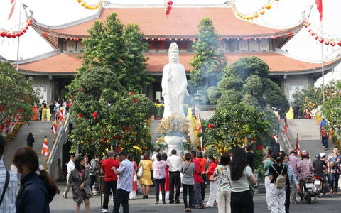Người dân du xuân, đi lễ ở những ngôi chùa nổi tiếng bậc nhất TP HCM