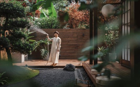 Nữ giáo sư tìm bình yên giữa phố thị với căn biệt thự rộng 400m2: Chỉ dọn dẹp sân vườn mỗi ngày cũng thấy vui