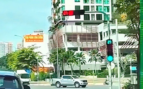 Công an TP Thủ Đức truy tìm ô tô Audi "đi đến đâu đèn xanh bật đến đó"