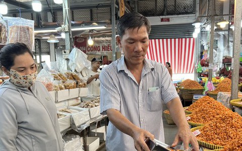 Chỉ cần 'alo', khách có ngay thủy hải sản khô gửi ra nước ngoài ăn Tết