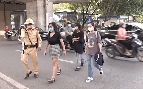 Điểm mới về xử phạt vi phạm giao thông: Không "vẫy tay" khi sang đường cũng sẽ bị phạt?