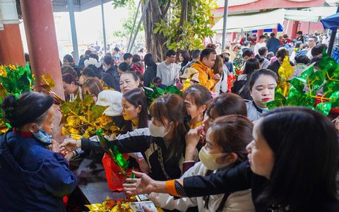 Hàng nghìn người về đền Bà Chúa Kho 'vay tiền, xin lộc' đầu năm