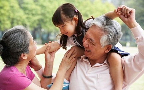 Ông bà nói một câu, cha mẹ lo cả ngày: Khi những lời khuyên trở thành gánh nặng
