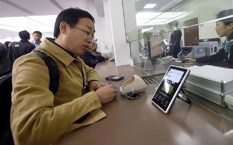 Khách yêu cầu chuyển 200 triệu đồng nhưng ngân hàng chuyển nhầm 2 tỷ đồng, tòa án phán quyết: Ngân hàng phải bồi thường thêm