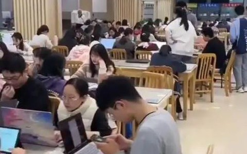 2 bức ảnh đối lập gây nhức nhối lòng cha mẹ – Đây là lý do nhiều người phải cho con học trường danh tiếng bằng được!