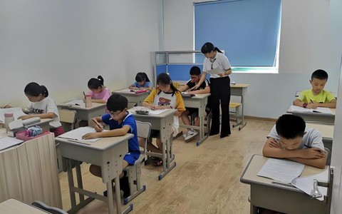 "Phụ huynh ngày nay thật khó hiểu: Cho đi học thì kêu áp lực, cho nghỉ kêu không ai trông, nhà trường mà làm như chỗ giữ trẻ?"