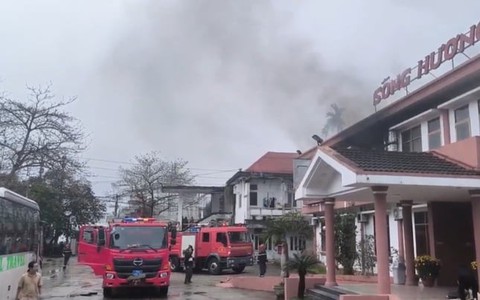 Cháy lớn tại khách sạn ở Huế, nhiều khách lưu trú tháo chạy