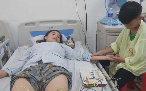 Hoàn cảnh cơ cực của nam sinh lớp 8 một mình chăm mẹ liệt nửa người ở bệnh viện