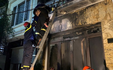 Cảnh sát cõng cụ bà 94 tuổi xuống thang thoát khỏi đám cháy nhà 3 tầng