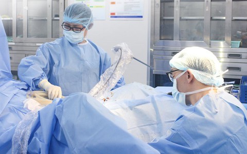 TP.HCM: Cô gái rách vùng kín do vỡ bồn vệ sinh