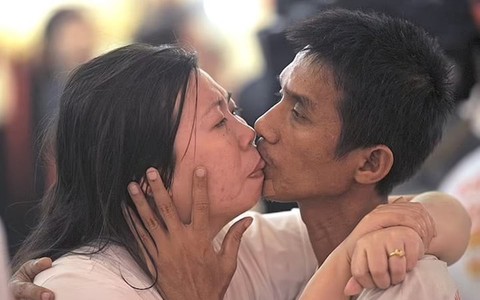 Hơn 46 giờ gian khổ để lập kỷ lục 'nụ hôn dài nhất thế giới'