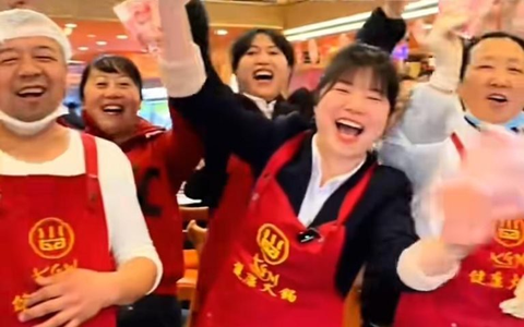 Mở cửa xuyên Tết, báo lãi gần 1,2 tỷ đồng, CEO chuỗi lẩu nổi tiếng chia hết cho nhân viên, từ quản lý đến lao công đều có phần