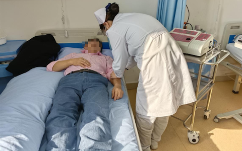 Chàng trai 28 tuổi đau bụng 3 tháng không đi lại được, đi khám bác sĩ "lôi ra" thứ dài 13cm từ trong bụng