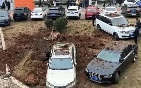 Diễn biến bất ngờ vụ bé trai ném pháo xuống cống: Thiệt hại không như lời đồn, mẹ đứa trẻ truy ngược trách nhiệm