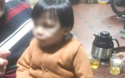 Bé trai bị mẹ bỏ rơi trong đêm kèm lá thư nhờ 'cứu cháu bé'