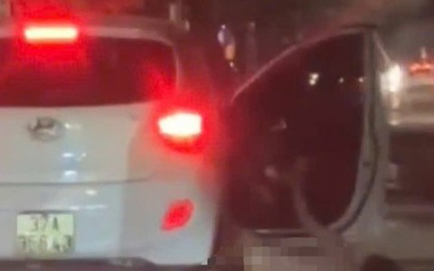 Thông tin mới vụ cô gái khỏa thân rơi khỏi ô tô đang chạy