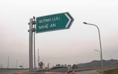 VIDEO: Người phụ nữ lái ôtô chạy ngược chiều trên đường dẫn cao tốc