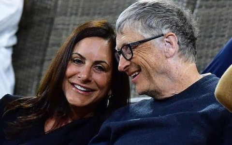 Bill Gates bị chỉ trích vì khoe người yêu