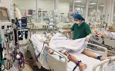 Bệnh viện tại Hà Nội tiếp nhận hàng loạt trường hợp mắc cúm, nhiều người mất chức năng phổi, trở nặng nhanh