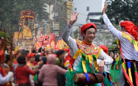 Người dân Hà Nội đội mưa xem trai làng giả gái nhảy điệu “con đĩ đánh bồng”