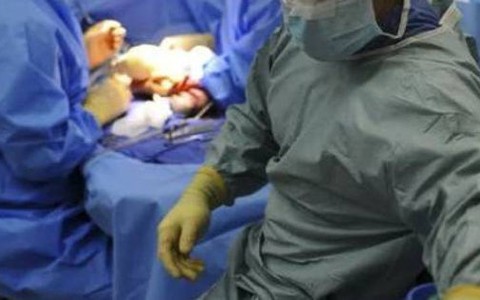 Bị vợ thuyết phục bán thận để nuôi con, người đàn ông nhận cái kết rất đắng và bất ngờ